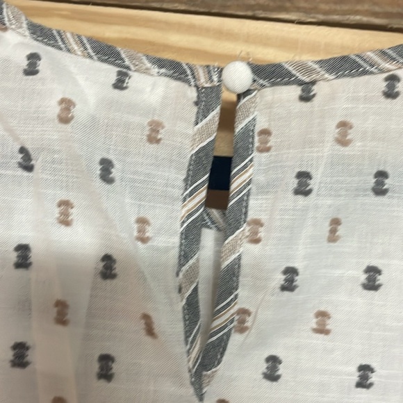 Mine size Large White with Gray and Tan Swedish Dot Flutter Sleeveless Blouse - Picture 7 of 8